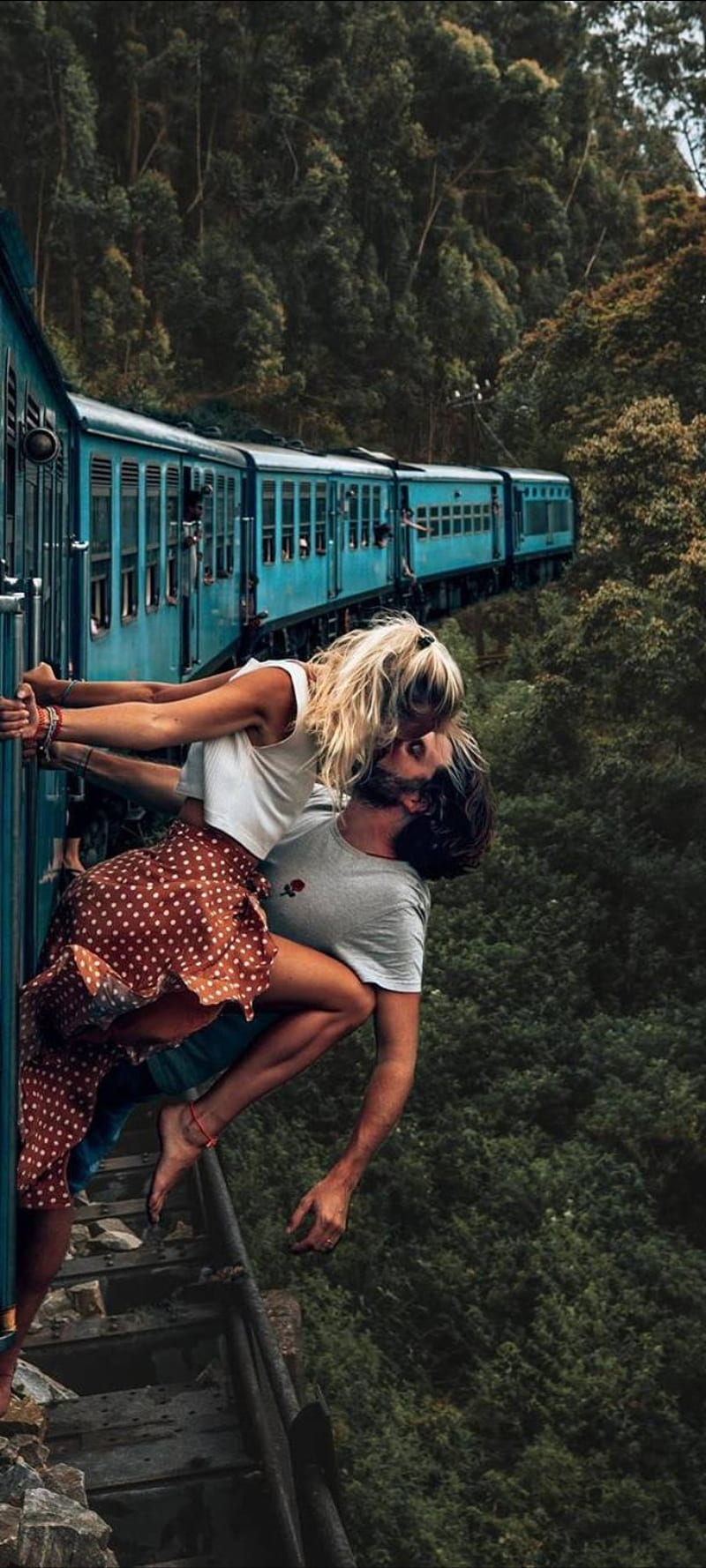 Couple, love, kiss, train, HD phone wallpaper