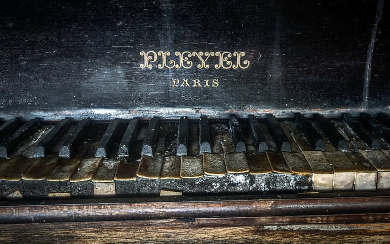 piano keys wallpaper vintage