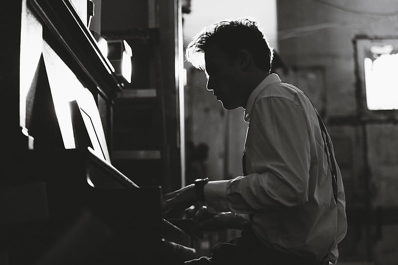 grayscale graphy man playing piano, HD wallpaper