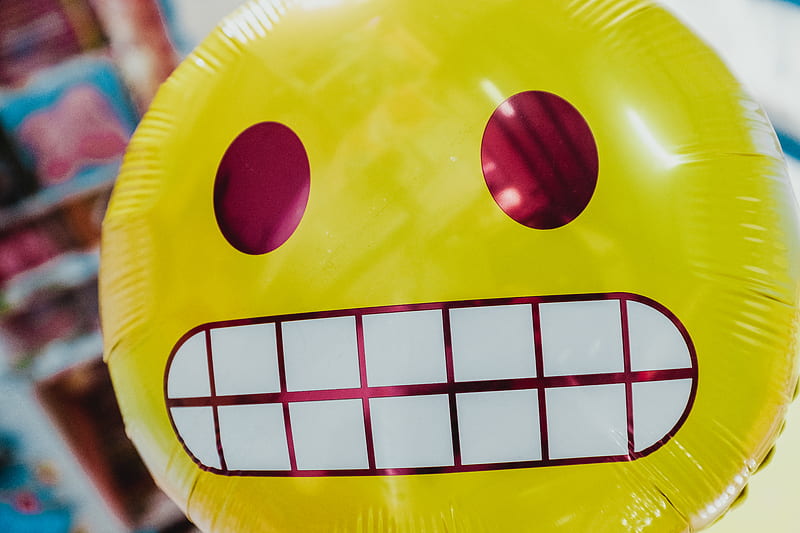 yellow inflatable smiling emoji balloon in focus graphy, HD wallpaper