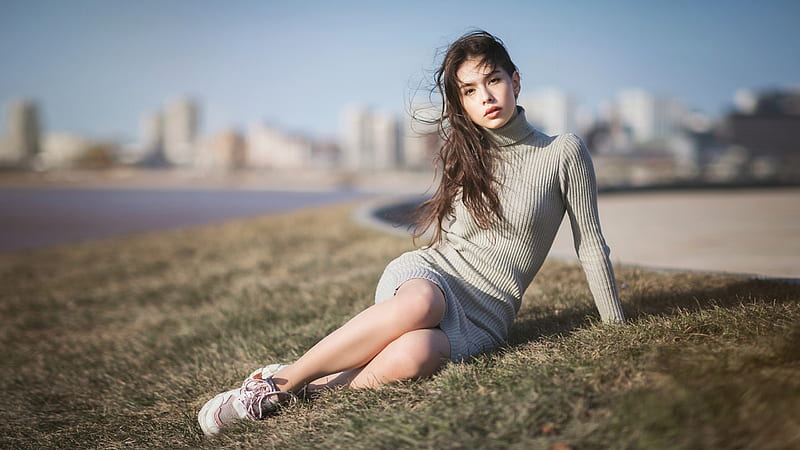 Girl Model Is Sitting On Green Grass In Blur Buildings Background Wearing Ash Grey Dress Girls, HD wallpaper