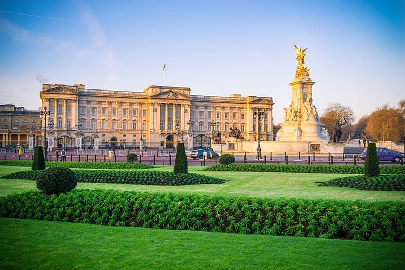 BUCKINGHAM PALACE 2, cars, barriers, victoria memorial, Palace, Traffic, maicured gardens, HD wallpaper