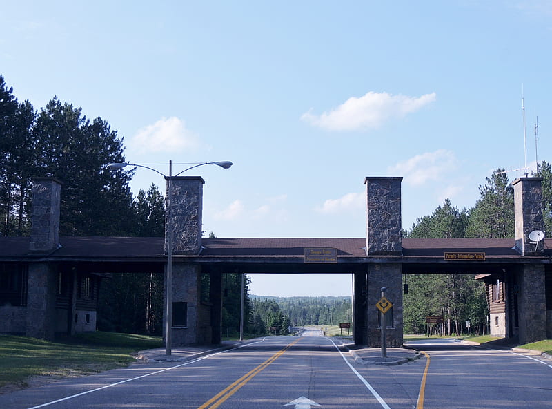 Entrance To Algonquin Park , Canada, Highway, Ontario, Trees, Signs, Architecture, graphy, Algonquin Park, Pillars, Canada, HD wallpaper