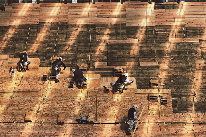 / construction workers laying out tiles on a roof, HD wallpaper
