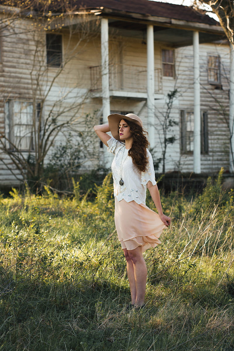 woman wearing brown sun hat standing on grass near white house, HD phone wallpaper