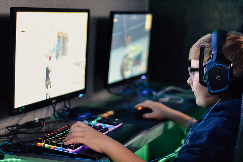 boy wearing headset playing computer game, HD wallpaper
