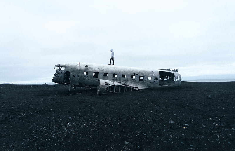 Person Standing on Wrecked Plane, HD wallpaper