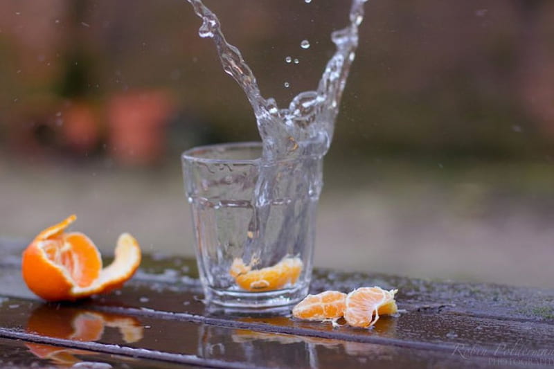Jumping out of the cup, orange, eat, fruit, graphy, close-up, drink, food, water splash, abstract, spash, glass, water, macro, cup, summer, rain, HD wallpaper