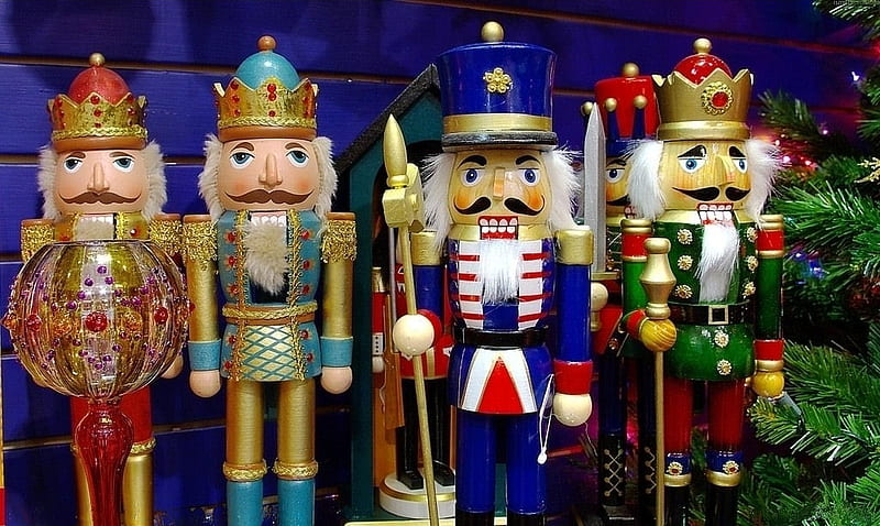 Nutcrackers, buttons, red, coat of arms, hair, gold, green, coats, moustaches, soliders, sword, fur, teeth, blue, stripes, hats, nutcracker, fern, holiday, christmas, jackets, tree, men, crown, eyes, wooden men, HD wallpaper