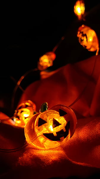 Tạo ra không gian Halloween ấm cúng và rực rỡ với ánh sáng của những quả bí ngô. Hình ảnh lấp lánh và đầy đủ màu sắc của các đèn bí ngô trong bộ sưu tập này sẽ giúp bạn tạo ra một không gian đầy phép màu trong ngày lễ Halloween.