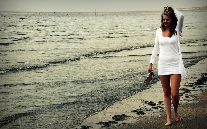 girl walking on the beach at sunset, beach, sunset, walking, girl, HD wallpaper