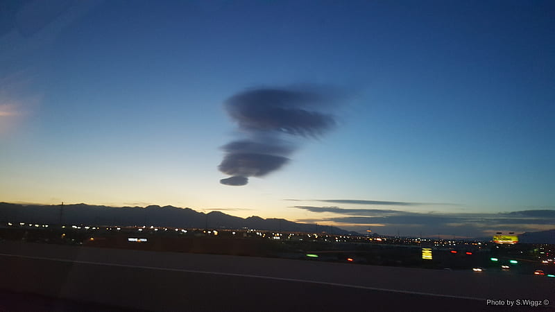 Strange HoveringClouds, Near Las Vegas / Area 51, Evening, Area 51, Strange, Clouds, Desert, Sky, Las Vegas, HD wallpaper