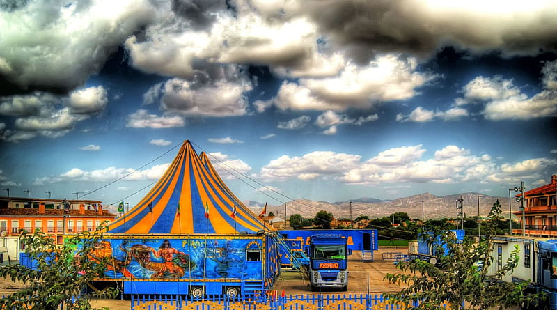 setting up a circus in valancia spain r, circus, parking, town, tent, r, clouds, lot, HD wallpaper