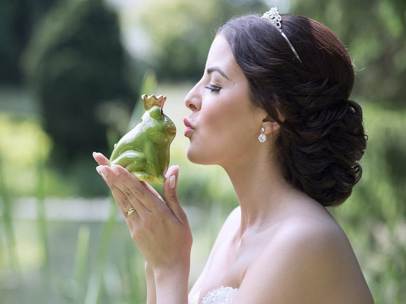 Kisses, pond, frog, bride, trees, tiara, women, HD wallpaper