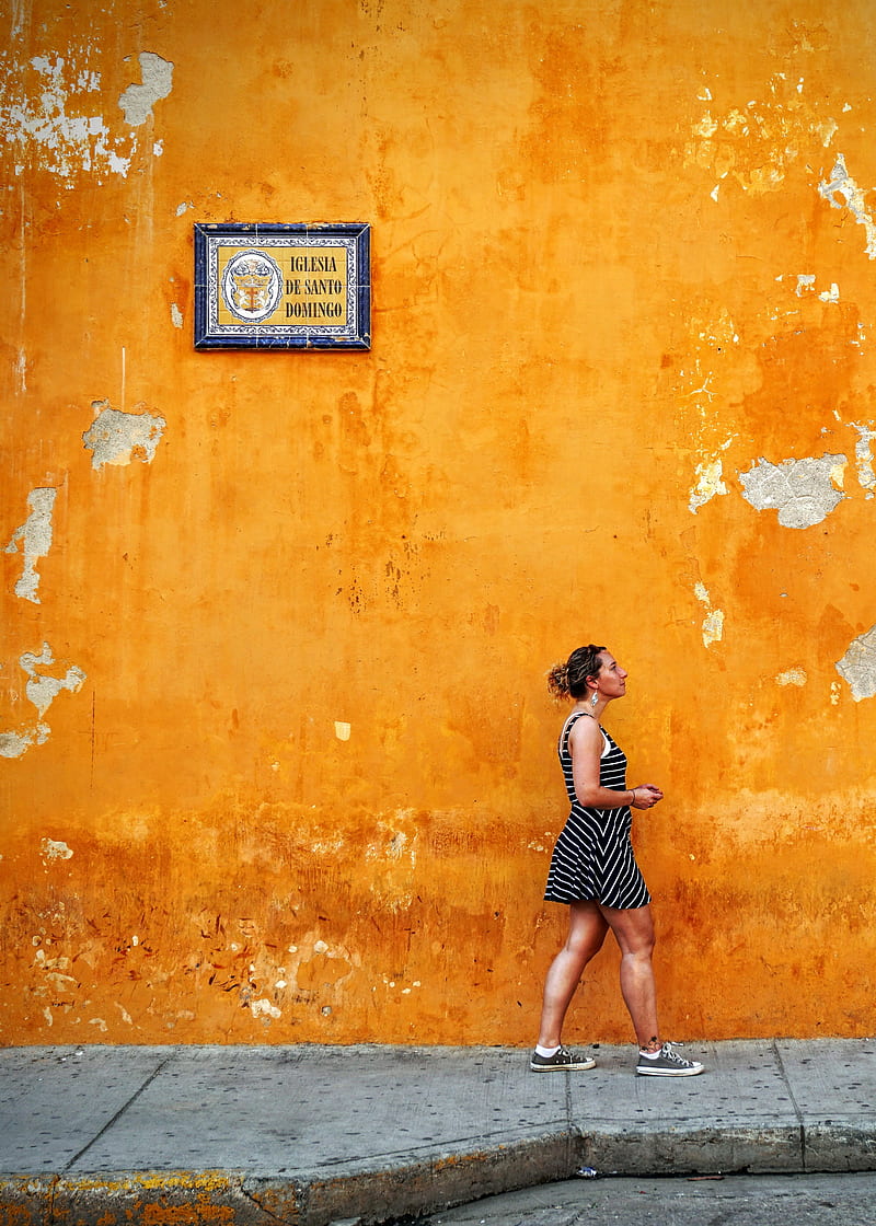 woman walking on sidewalk, HD phone wallpaper