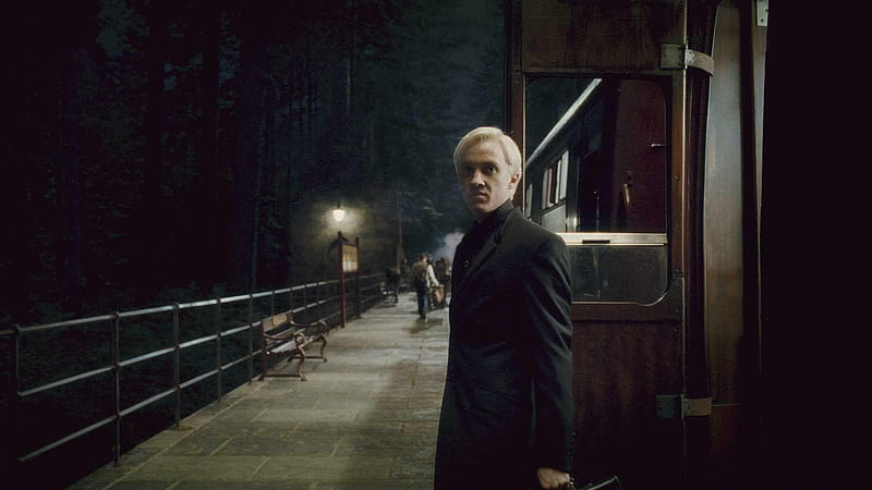 Draco Malfoy Is Getting Down From Train Wearing Black Dress Draco Malfoy, HD wallpaper
