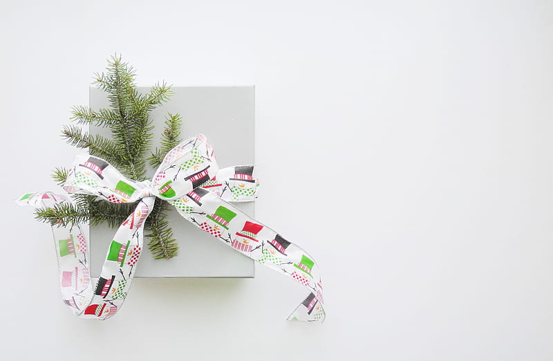 green pine tree leaves tied with multicolored fabric strap ribbon, HD wallpaper