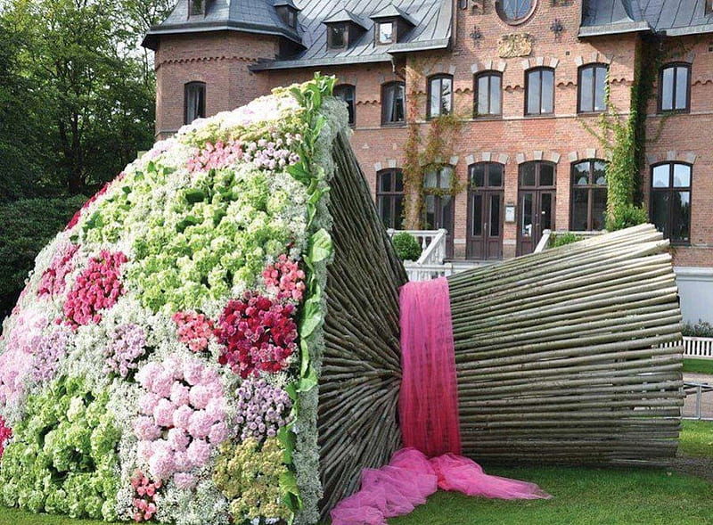 Giant Bouquet of Flowers, house, yard, big, bouquet, large, flowers, garden, huge, landscape, HD wallpaper