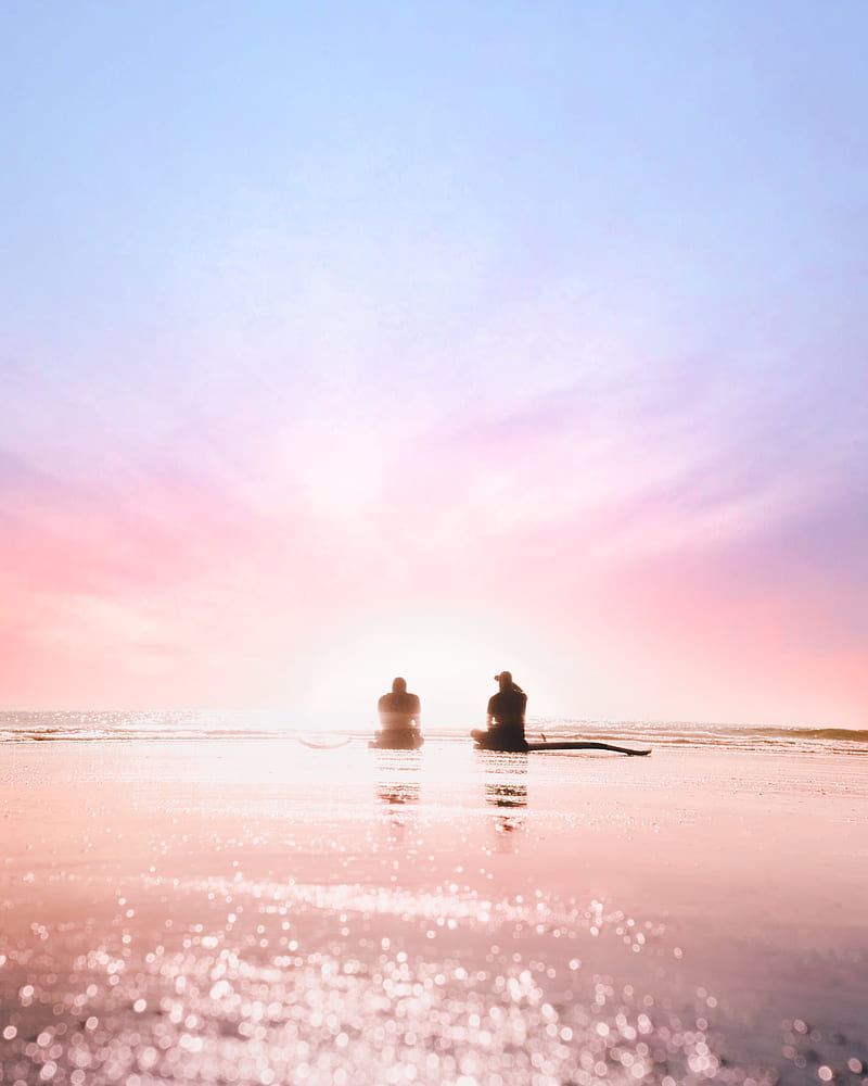 Silueta de dos personas sentadas en la orilla del mar durante el amanecer, Fondo  de pantalla de teléfono HD | Peakpx