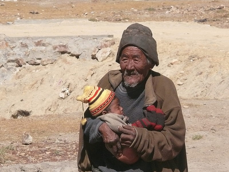 Tibetan Man with Child, dirt, arid, tibet, baby, old man, caps, HD wallpaper