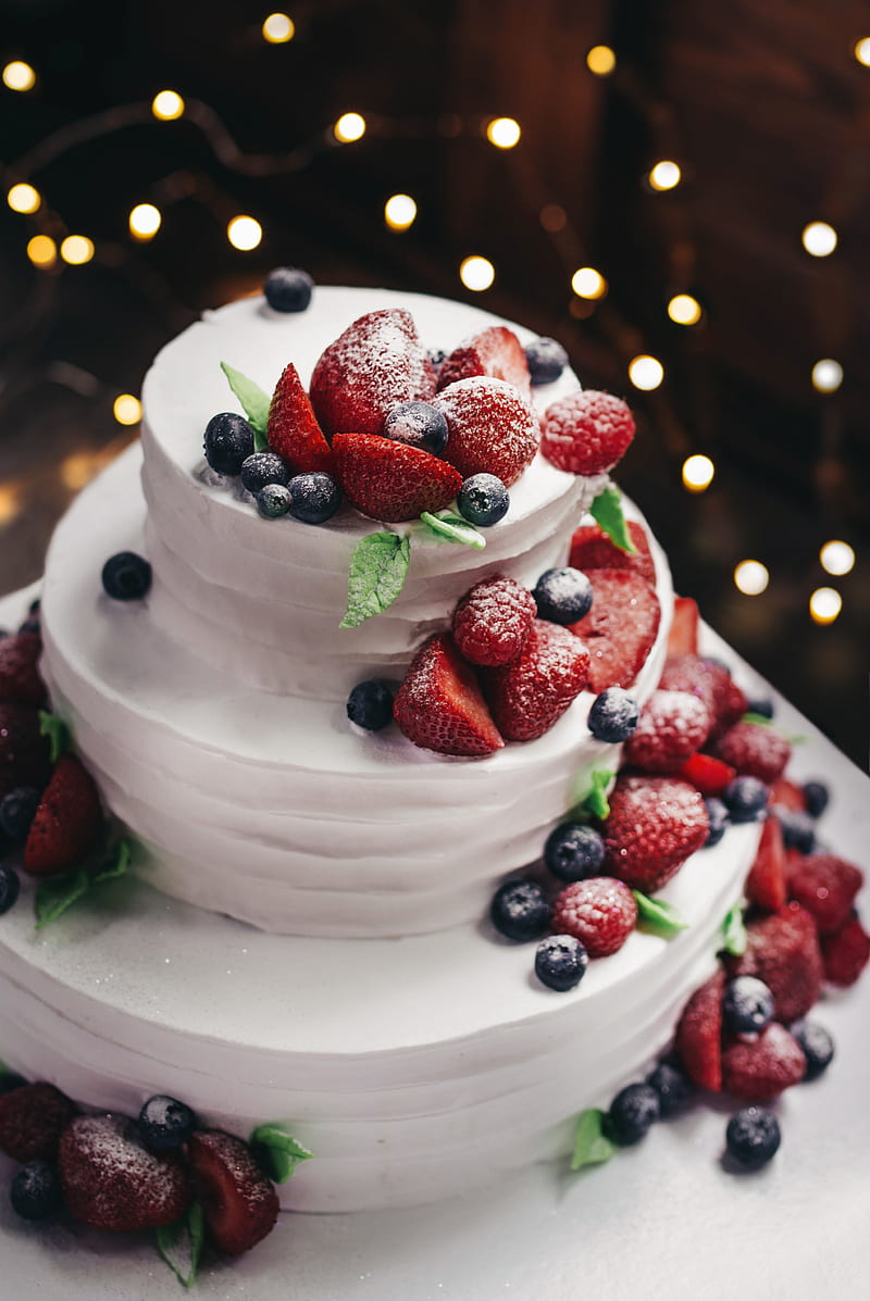 close-up graphy of 3-tier vanilla cake with blueberry and strawberry toppings, HD phone wallpaper