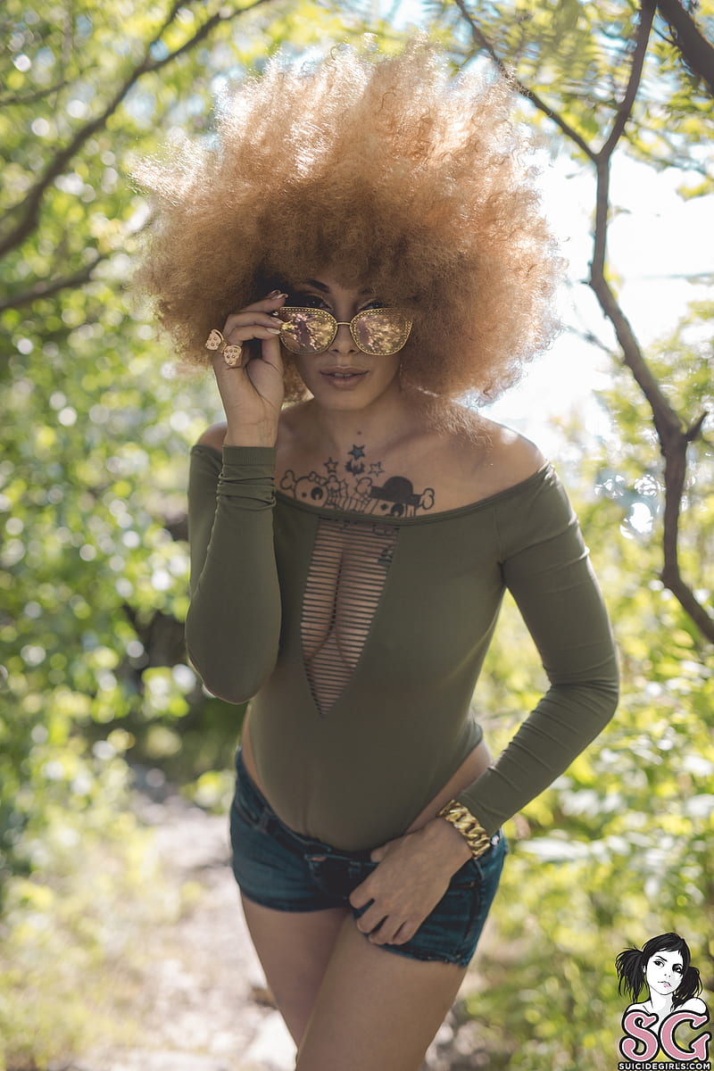 women, Suicide Girls, sunglasses, plants, leaves, jeans, tattoo, Dritzella, Afro, cleavage, women outdoors, HD phone wallpaper