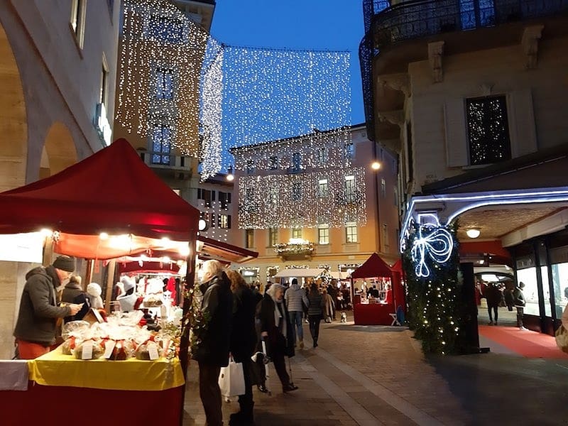 Christmas in Tocino-Lugano, night, side street, Kiosks or stands, people, string of white lights, HD wallpaper
