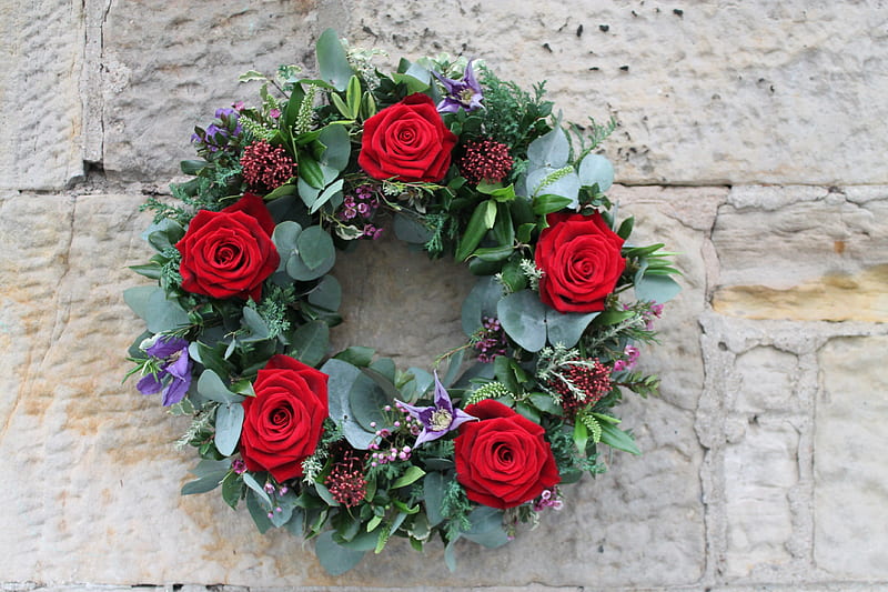 •✿• Floral wreath for Jesus •✿•, red roses, wreath, wonderful, welcome, home, bonito, green, love, siempre, arrangement, jesus is born, fresh, holly, winter, festive, merry christmas, passion, nature, HD wallpaper