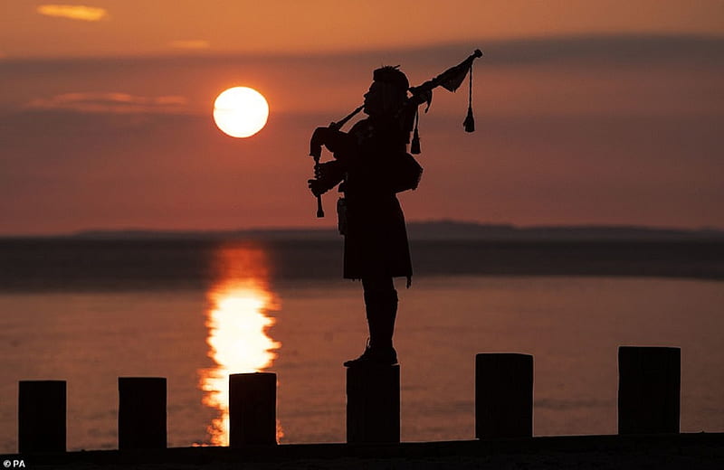 VE DAY: VICTORY IN EUROPE DAY MAY 8-10, BAGPIPES, LONE SCOTSMAN, SUNSET SCENE, WATER, HD wallpaper