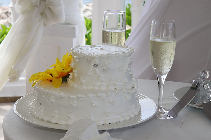 Cake with Champagne at the weddings in Jamaica, Glasses, cake, y, yellow, graphy, champagne, Flowers, white, HD wallpaper