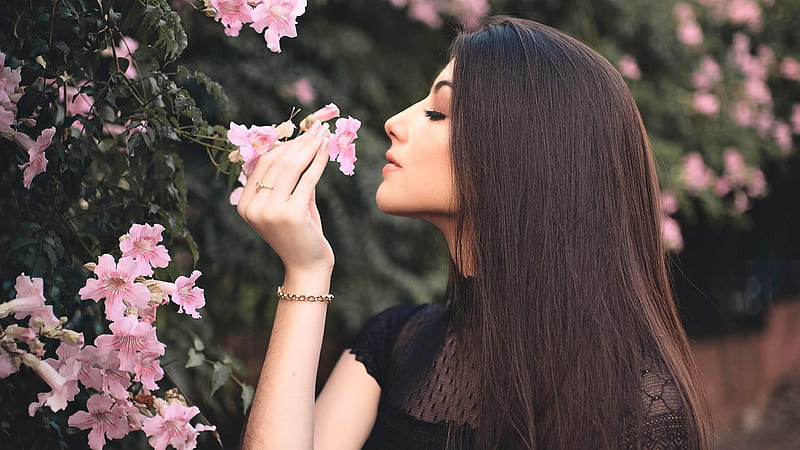 Attractive Beautiful Girl Smelling Flowers, girls, model, graphy, flowers, HD wallpaper