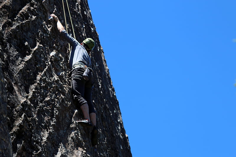 man performing wall climbing under clear sky, HD wallpaper