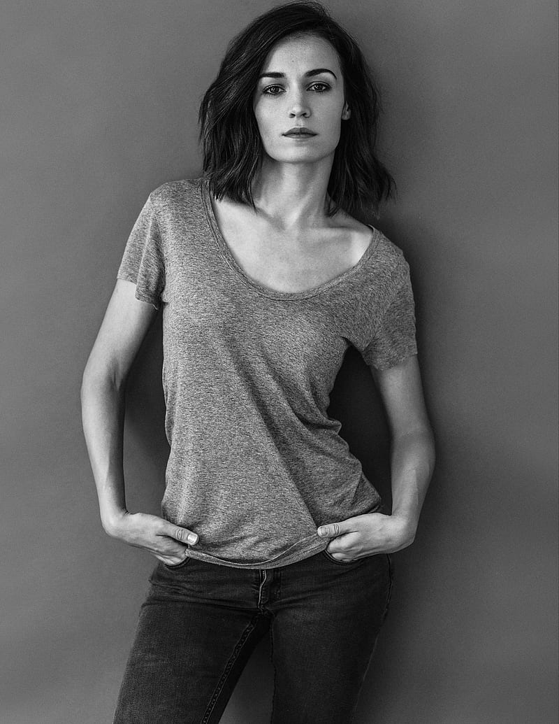 Sara Rivero, actress, brunette, simple background, Spanish, shoulder length hair, jeans, standing, T-shirt, HD phone wallpaper