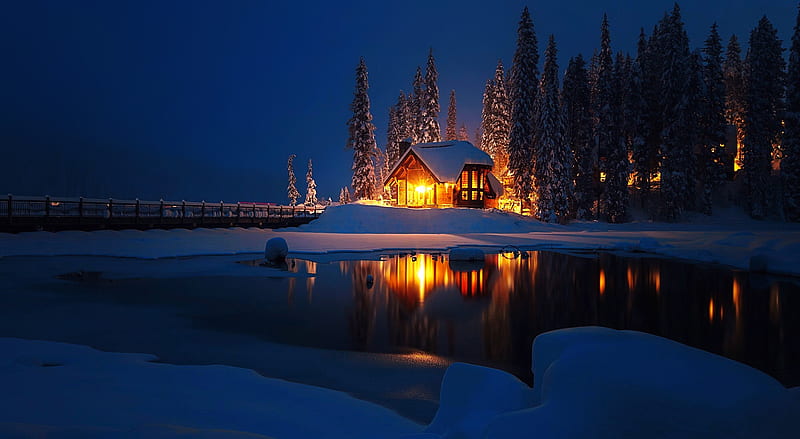 Emerald lake at night, Emerald, lodge, cabin, bonito, trees, winter, lake, Yoho, mountain, calm, snow, national park, reflection, light, HD wallpaper