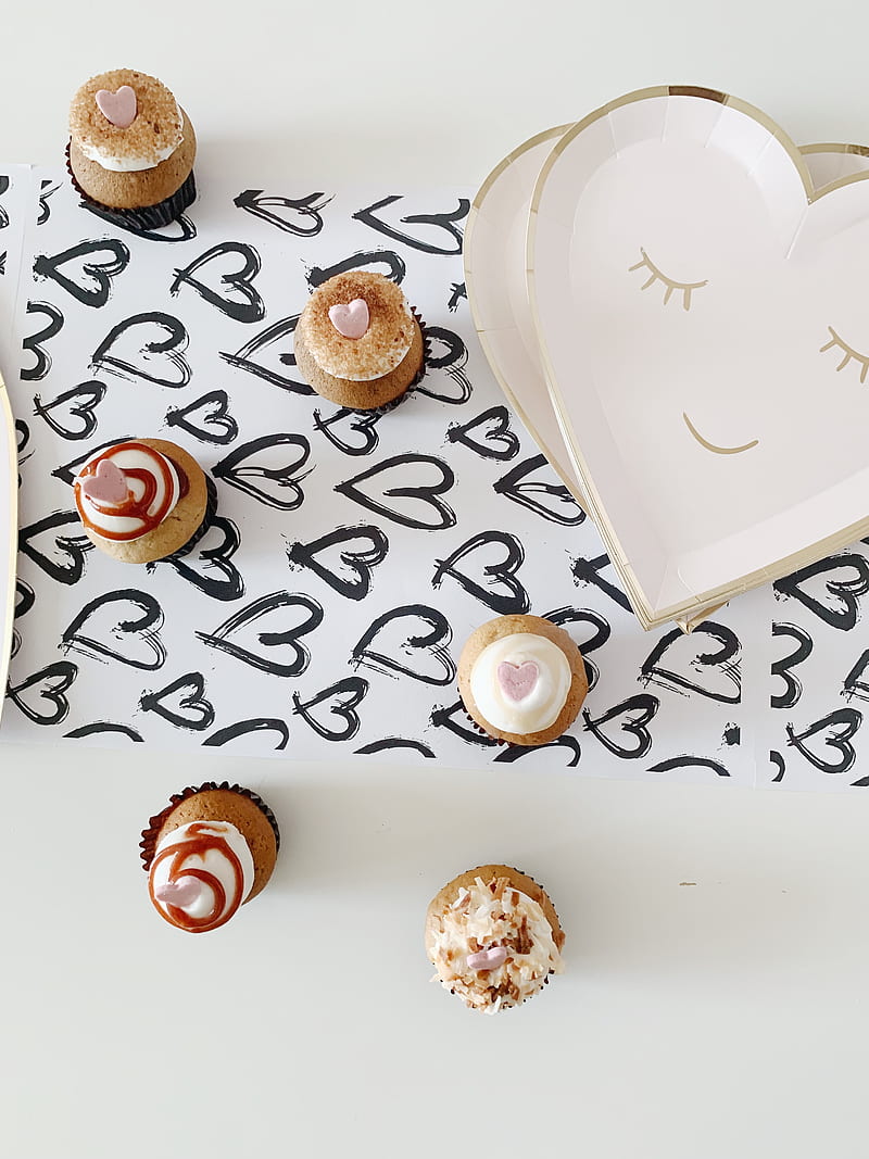 muffins, cupcakes, cream, dessert, corazones, HD phone wallpaper