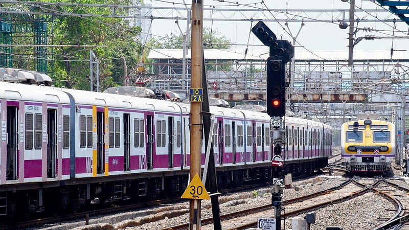 Mumbai: Commuter associations threaten stir, officials say decision on allowing general public in local trains expected soon, HD wallpaper