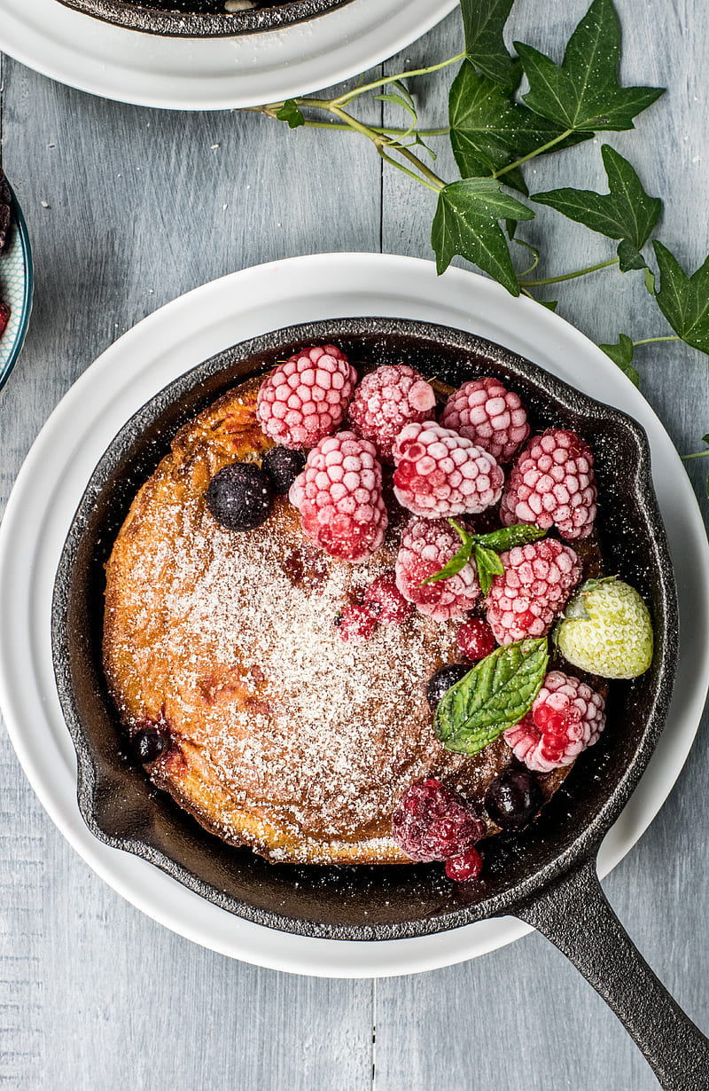 pancake with raspberry and blueberries on black cast-iron skillet, HD phone wallpaper