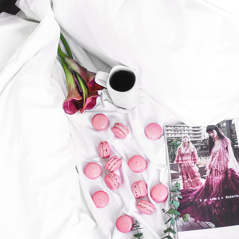pink munchkins on white comforter, HD phone wallpaper