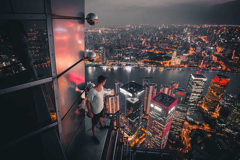 Boy Standing On The Rooftop Of Building Looking Down , graphy, HD wallpaper