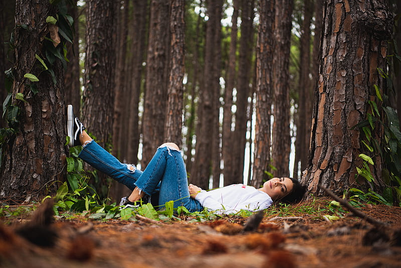 woman in white shirt and blue denim jeans lying on ground with dried leaves, HD wallpaper