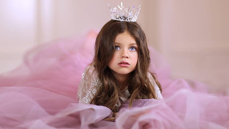 Grey Eyes Cute Little Girl Is Wearing Light Pink Dress And Stones Crown Cute, HD wallpaper