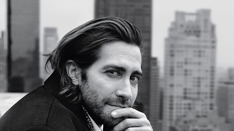 Black And White Of Jake Gyllenhaal With Background Of High Rising Buildings Jake Gyllenhaal, HD wallpaper