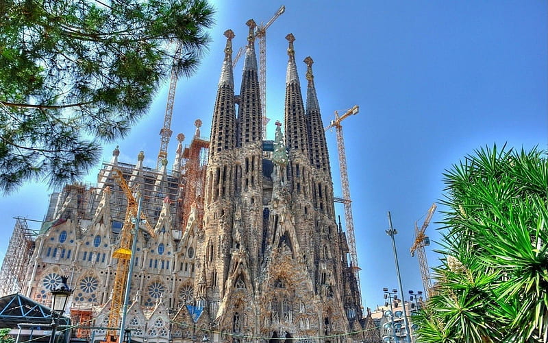 gaudi's sagrada familia in barcelona r, cathedral, r, trees, construction, HD wallpaper