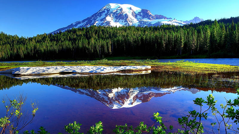 Landscape with mountain and lake, shore, bonito, trees, sky, snowy ...