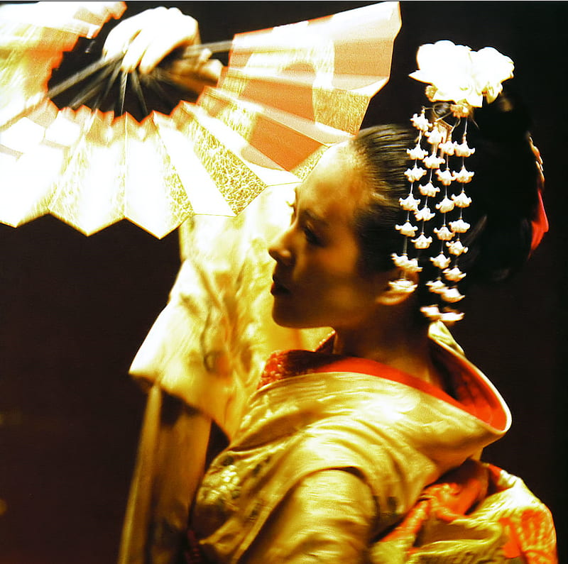 Sayuri holding the fan, japan, zhang ziyi, memoirs of a geisha, sayuri, kimono, geisha, furisode, HD wallpaper