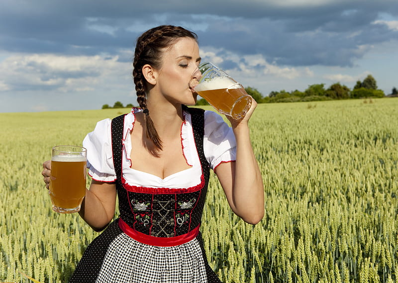 Beatiful girl with beer in both hands, drink, nature, beer, girl, HD wallpaper