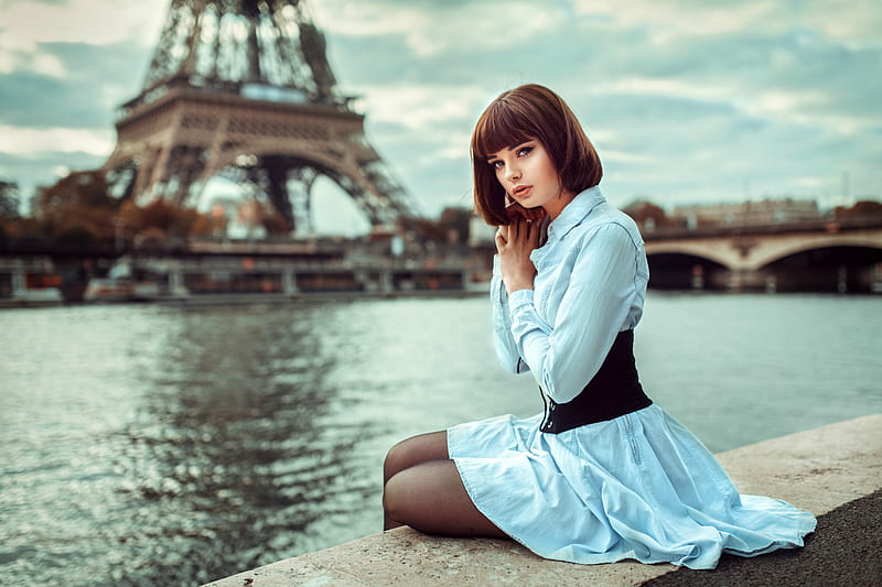 Pretty Woman in Front of the Eiffel Tower, Paris, brunette, water, dress, model, eiffel tower, paris, HD wallpaper