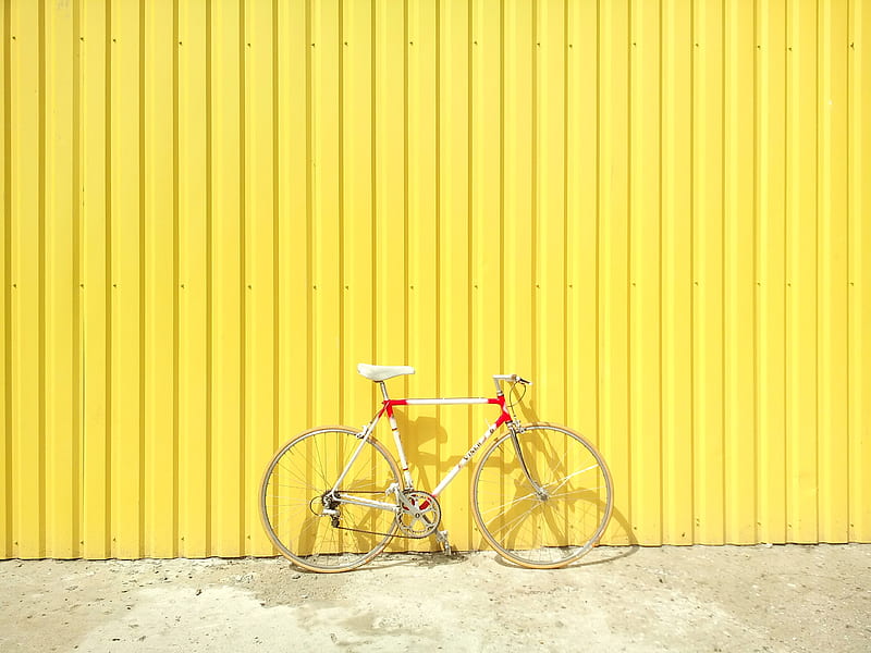 white and red hardtail bike on yellow wall, HD wallpaper