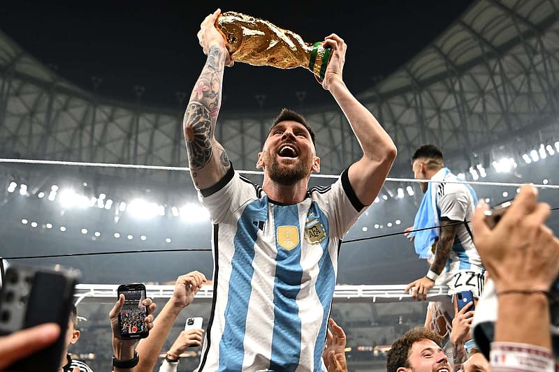 Lionel Messi\'s World Cup Trophy Is Most Liked Post On Instagram - Hình ảnh về chiếc cúp World Cup của Messi đã trở thành bài đăng được yêu thích nhất trên Instagram? Điều này thật không ngạc nhiên với những người yêu thích bóng đá và Messi. Hãy cùng xem lại chiến thắng lịch sử của đội tuyển Argentina trong World Cup cùng Messi nhé!