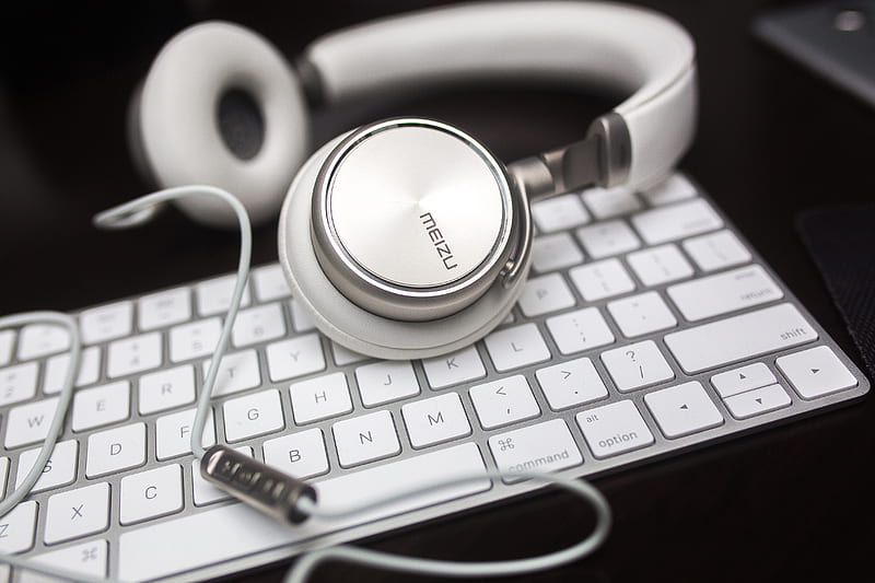 white Menzu corded headphones on Apple Magic keyboard, HD wallpaper